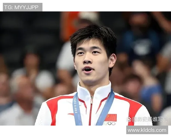 无法之举？奥运冠军潘展乐惹争议，仿效师兄孙杨遮衣服商标